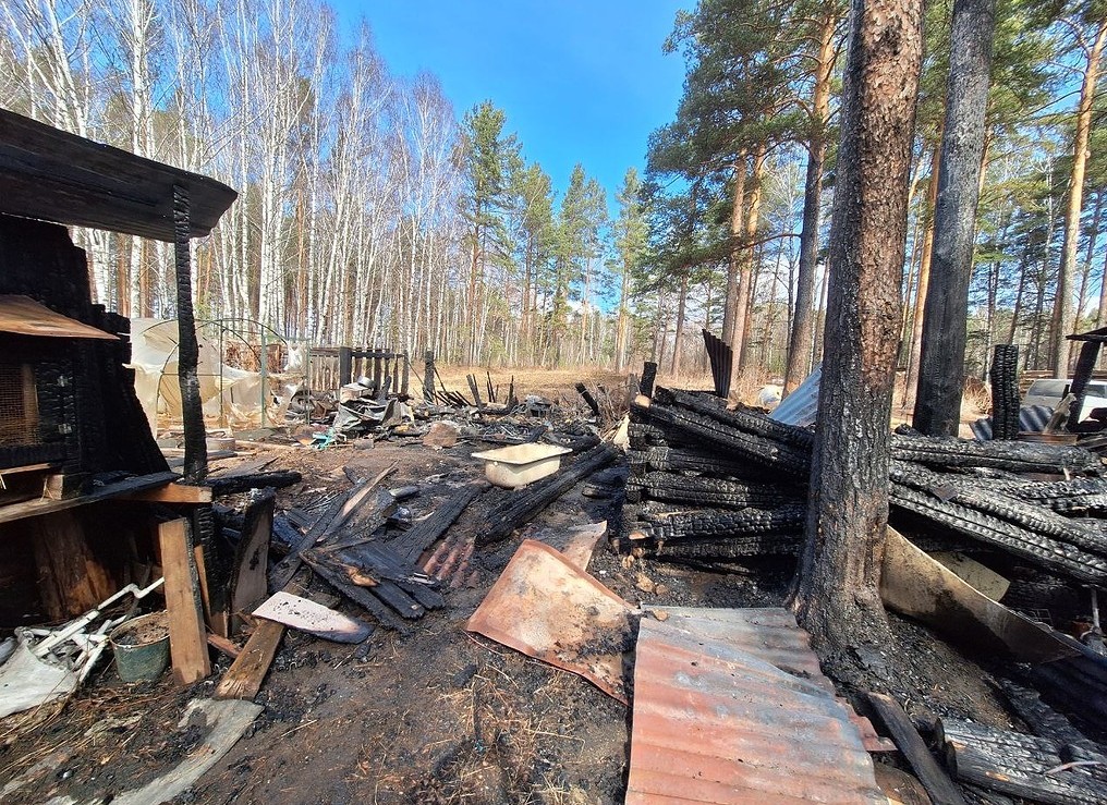 Погибли куры: пожар в Нижнем Тагиле уничтожил хозяйственные постройки
