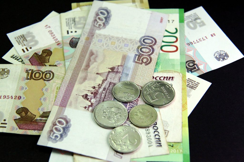 Большинство россиян тратят зарплату на коммунальные услуги и аренду