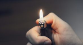 Эксперт по ЖКХ Бондарь: Курящих в квартире соседей могут оштрафовать