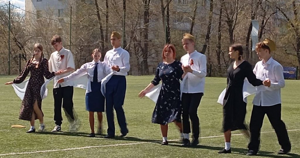 Под мелодии военных лет: патриотическое мероприятие в преддверии Дня Победы прошло в тагильской школе
