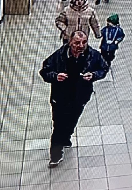 Полиция разыскивает мужчину, похитившего деньги из банкомата