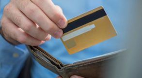 Россиянам могут грозить последствия за перевод денег другу