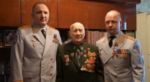 Руководство свердловского главка МВД и УрЮИ МВД поздравили ветерана Великой Отечественной войны