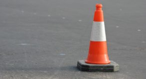 Водители пожаловались на яму на Серовском тракте