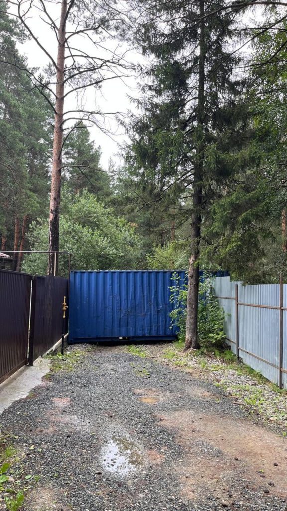 Компания-арендатор на берегу Пильнинского пруда, планирующая строительство глэмпингов, повторно ограничила доступ к водоёму, установив контейнер на входе, сообщил в своём telegram-канале депутат Дмитрий Хаймин. Первоуральцы борются за доступ к водоёму
