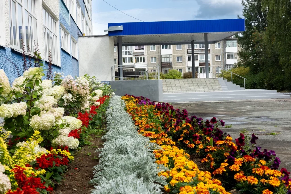 Первоуральский новотрубный завод (ПНТЗ), входящий в Трубную Металлургическую Компанию (ТМК), выделил средства на развитие городской образовательной инфраструктуры. ПНТЗ помог с ремонтами школам Первоуральска