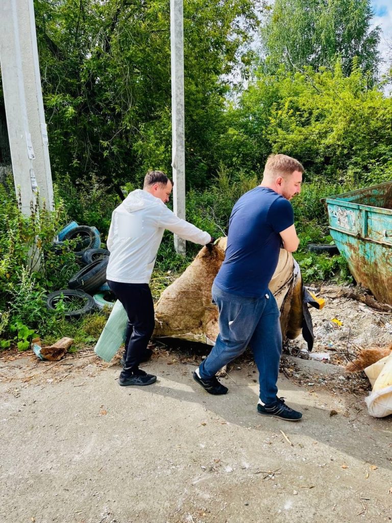 Новотрубники помогают бороться с мусором на улицах Первоуральска