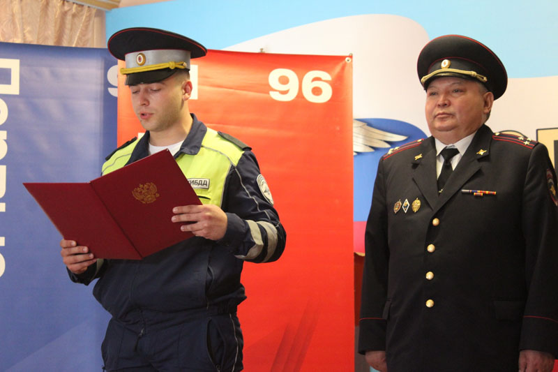 В Первоуральском управлении внутренний дел состоялась торжественная церемония, во время которой новобранцы приняли присягу, а юные горожане получили свои первые паспорта. Об этом «Реальному Первоуральску» сообщили в пресс-службе ведомства. В Первоуральском управлении внутренних дел состоялась торжественная церемония