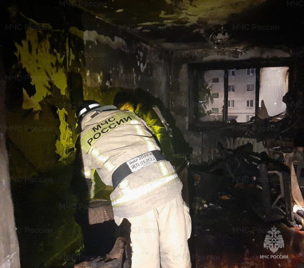 В Первоуральске произошло возгорание в многоквартирном доме. Сообщение о пожаре на улице Ильича поступило в экстренные службы поздним вечером накануне. Пожар и эвакуация: спасатели ликвидировали возгорание в жилом доме