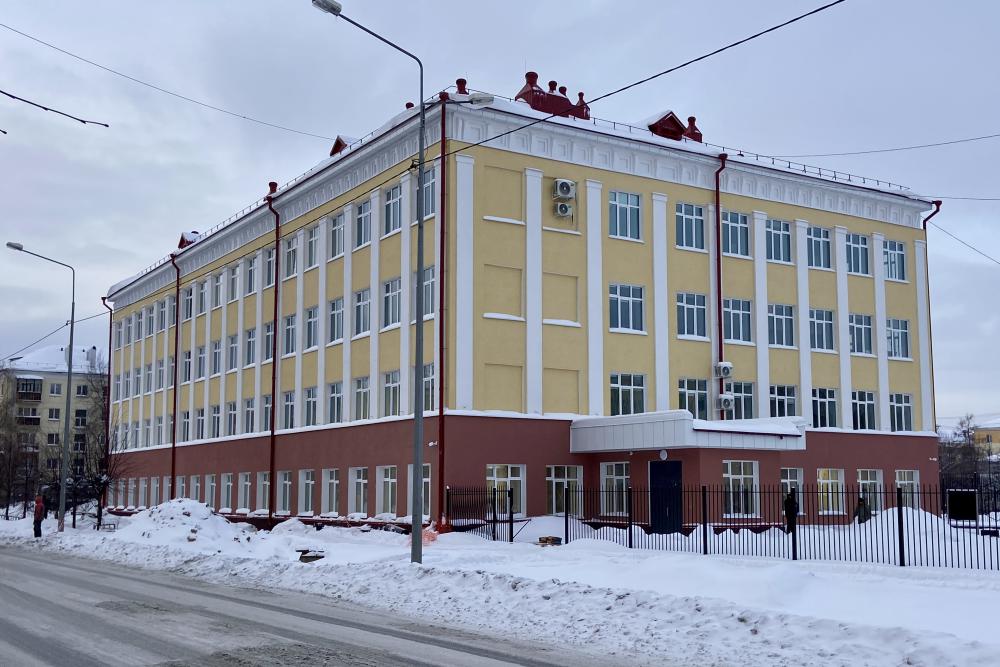 В Динасе образовательное учреждение №15 приняло около 150 детей после масштабной реконструкции – это произошло благодаря двухлетней реконструкции бывшего здания детского сада. Как сообщается на сайте «Реальный Первоуральск», в современном комплексе оборудованы 13 учебных классов, столовая и спортивный зал. школа образование обучение ученики ученик учителя учитель
