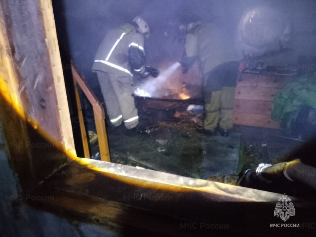 В ночь на 30 октября в Первоуральске при пожаре в садовом домике погиб человек. Как сообщили «Реальному Первоуральску» в ГУ МЧС России по Свердловской области, сигнал о возгорании поступил на пульт дежурного в 00:22 по местному времени. Ночной пожар в Первоуральске закончился гибелью человека