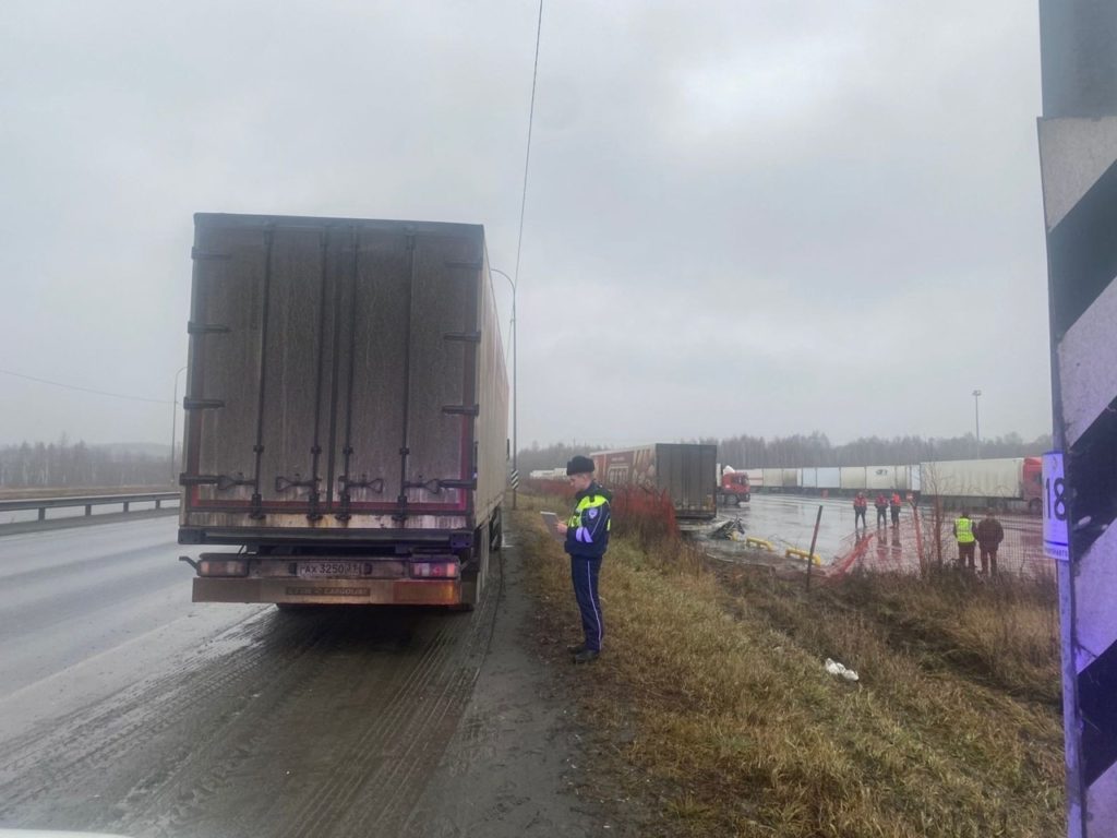 Водитель MAN, перевозивший кондитерские изделия из Старого Оскола в Екатеринбург, объяснил произошедшее технической неисправностью, помешавшей ему вовремя затормозить. Данное заявление будет подвергнуто тщательной проверке в рамках процессуальной проверки, по итогам которой будет принято соответствующее решение. Водитель MAN повредил семь грузовиков под Первоуральском