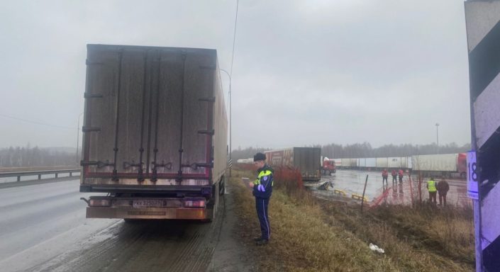 Водитель MAN повредил семь грузовиков под Первоуральском