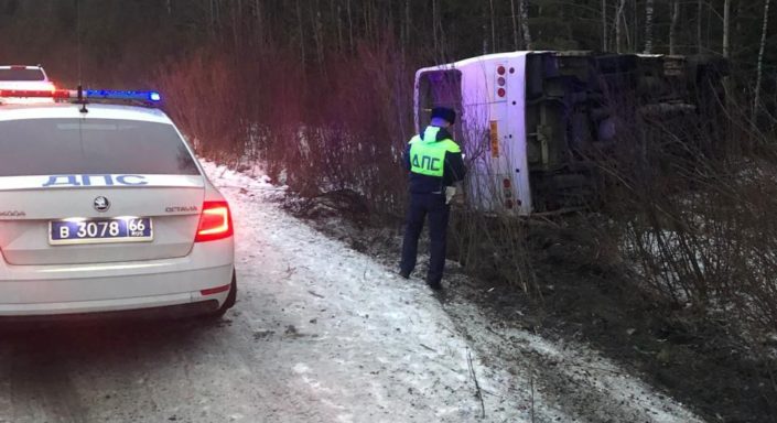 Автобус с пассажирами перевернулся на трассе под Первоуральском