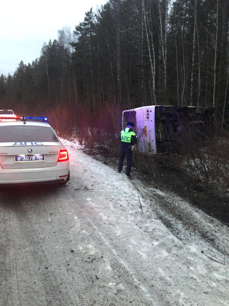 Автобус с пассажирами перевернулся на трассе под Первоуральском