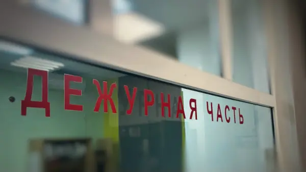 Правоохранители оперативно отреагировали на заявление. Сейчас по факту преступления возбуждено уголовное дело по ч. 3 ст. 159 УК РФ — мошенничество в крупном размере. Следователи и оперативники ведут активную работу: проверяют транзакции, анализируют цифровые следы, ищут причастных к схеме лиц. МВД
