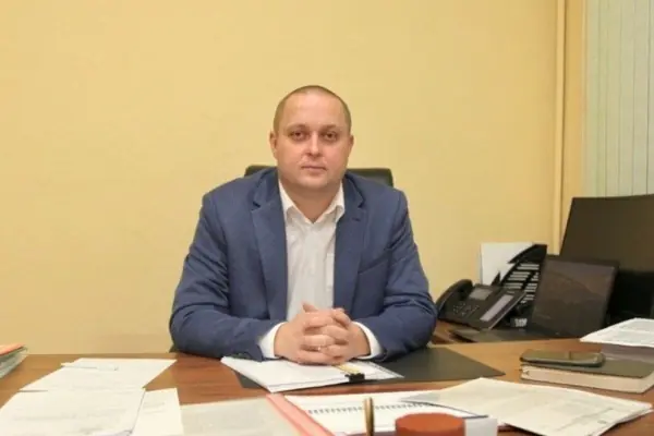 В Первоуральске стартовала новая глава в управлении городом. С 24 июля 2026 года временно исполняющим полномочия главы стал Денис Поляков — параллельно чиновник возьмёт на себя обязанности заместителя по городскому хозяйству. Официально назначили временно исполняющий полномочия главы Первоуральска
