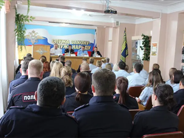В Первоуральске состоялось расширенное совещание по итогам работы полиции за первые шесть месяцев 2026 года. На площадке отдела внутренних дел собрались ключевые представители силовых структур и городской администрации. Полиция