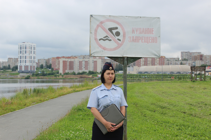 В минувшие выходные инспекторы полиции совместно со спасателями и сотрудниками профильных служб обнаружили у местных прудов и рек 7 несовершеннолетних без родительского присмотра. С нарушителями провели разъяснительные беседы об опасности купания в необорудованных местах. Информация о происшествиях передана в муниципальную комиссию для принятия административных мер. В Первоуральске продолжаются межведомственные рейды по предотвращению детского травматизма на воде