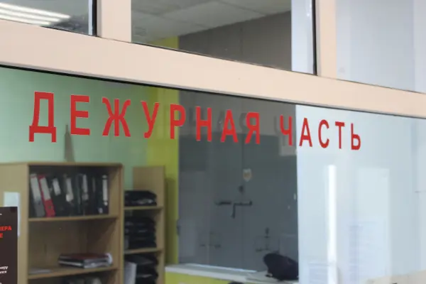В Первоуральске разыгралась история, которая могла бы стать сценарием триллера. Молодая жительница города за три недели отдала злоумышленникам свыше полутора миллионов рублей. Сценарий обмана оказался изощрённым: преступники разыграли целый спектакль с «сотрудниками» разных ведомств. В Первоуральске девушка лишилась 1,5 млн рублей из‑за многоходовой аферы мошенников