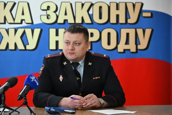 Врио начальника ОМВД России «Первоуральский» Урал Султанов провел встречу с журналистами, на которой озвучил итоги работы ведомства за полгода и обозначил наиболее опасные тренды в сфере преступности. Главный акцент был сделан на профилактике дистанционных хищений и новых методах вербовки молодежи. Врио начальника ОМВД Первоуральска призвал родителей проверить телефоны детей