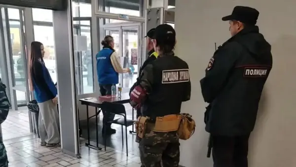 В Первоуральске с 19 сентября к охране общественного порядка на массовых и спортивных мероприятиях привлекли участников народной дружины. В объединении состоят 8 человек, которые помогают сотрудникам ОМВД. Народная дружина начала помогать полиции Первоуральска