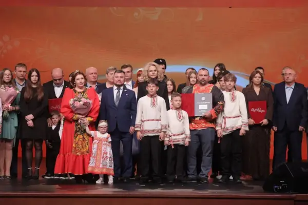 Многодетная семья Червяковых из Первоуральска вошла в число победителей Всероссийского конкурса «Семья года» и была торжественно награждена в Большом Кремлёвском дворце. Параллельно с церемонией для семей-лауреатов подготовили насыщенную культурную программу в столице. Семью из Первоуральска наградили в Большом Кремлевском дворце